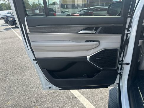Used 2024 Jeep Wagoneer L Series II w/ Flexible Seating Group RWD image 22