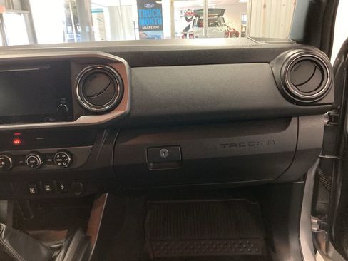 Used 2019 Toyota Tacoma TRD Off-Road image 38