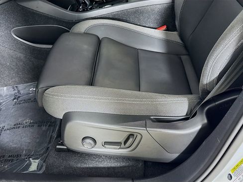 Used 2023 Volvo C40 Recharge Core image 19