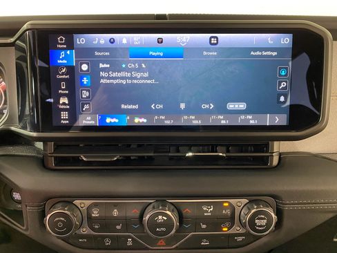 Used 2026 Jeep Wrangler Unlimited Sahara AWD/4WD image 25