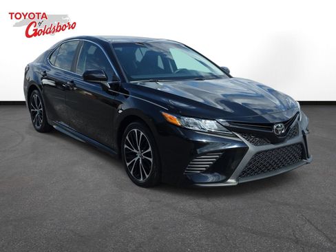 Used 2018 Toyota Camry SE image 3
