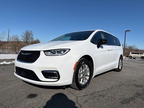 Used 2024 Chrysler Pacifica Touring-L image 4