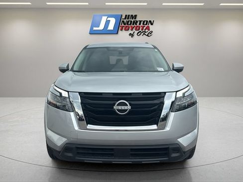 Used 2025 Nissan Pathfinder SV FWD image 2