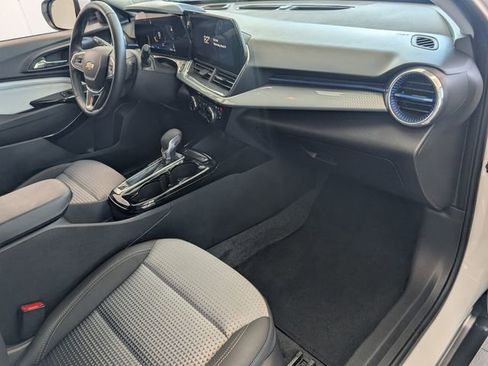 Used 2025 Chevrolet Trax LT w/ Driver Confidence Package image 14