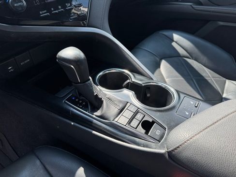 Used 2019 Toyota Camry XLE FWD image 16