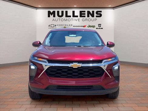 Used 2024 Chevrolet Trax LS w/ LS Convenience Package FWD image 2