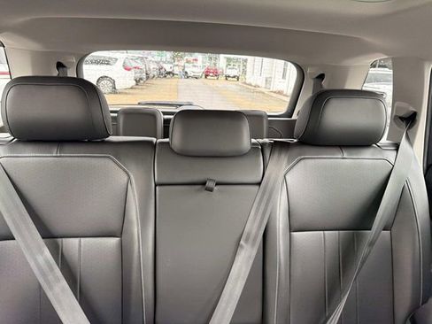 Used 2024 Volkswagen Tiguan SE w/ Panoramic Sunroof Package FWD image 12