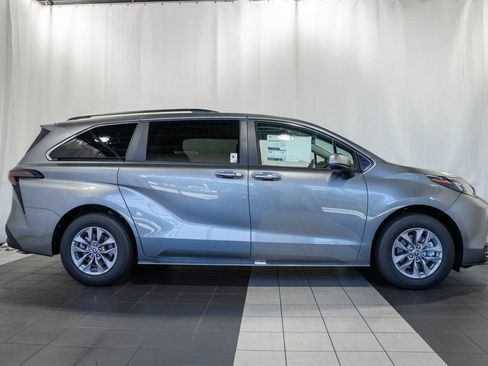 Used 2026 Toyota Sienna XLE FWD image 5