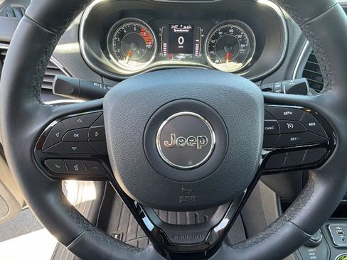 Used 2019 Jeep Cherokee Latitude Plus AWD/4WD image 18