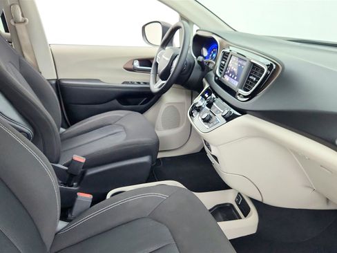 Used 2024 Chrysler Voyager LX image 40
