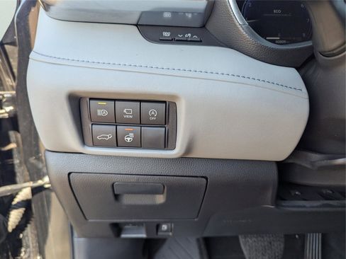 Used 2024 Toyota Highlander Platinum image 34