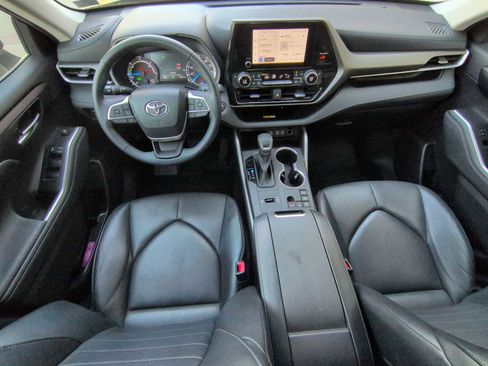 Used 2023 Toyota Highlander XLE image 16