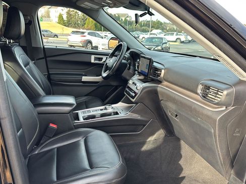 Used 2022 Ford Explorer XLT w/ Equipment Group 202A image 10