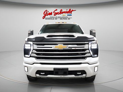 Used 2024 Chevrolet Silverado 2500 High Country w/ High Country Premium Package AWD/4WD image 3