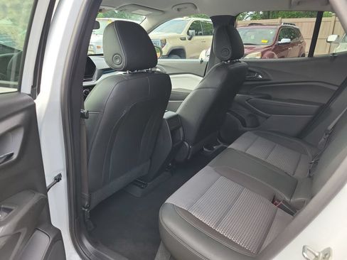 Used 2025 Chevrolet Trax LT FWD image 16