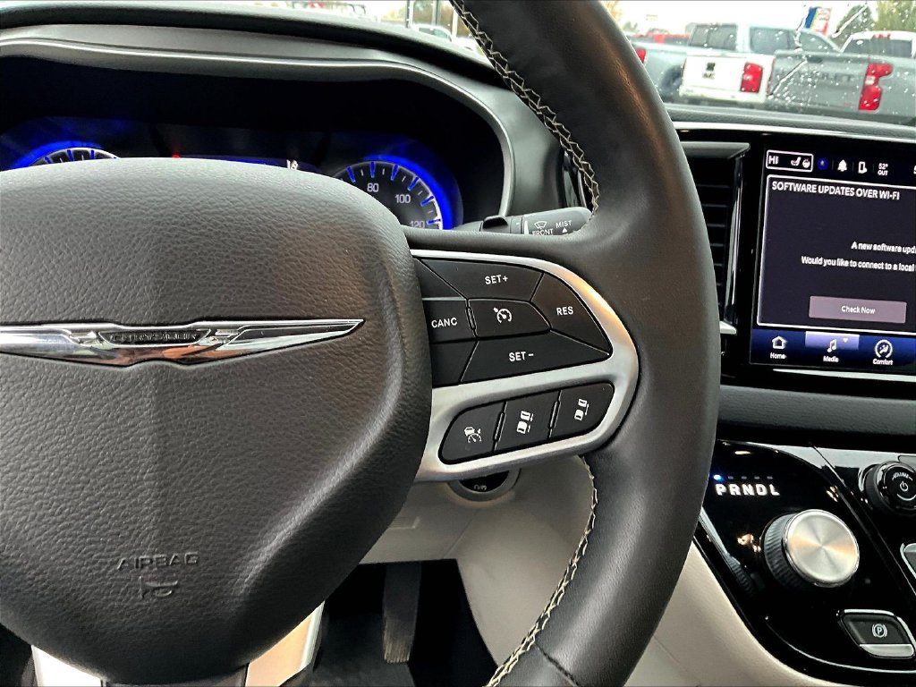 Used 2022 Chrysler Pacifica Touring-L FWD image 14