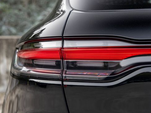 Certified 2025 Porsche Macan image 18