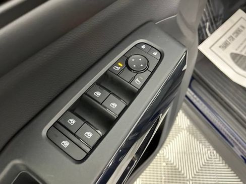Used 2025 Nissan Pathfinder SV FWD image 33