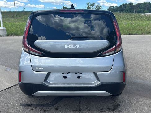 Used 2025 Kia Soul LX w/ LX Technology Package FWD image 4