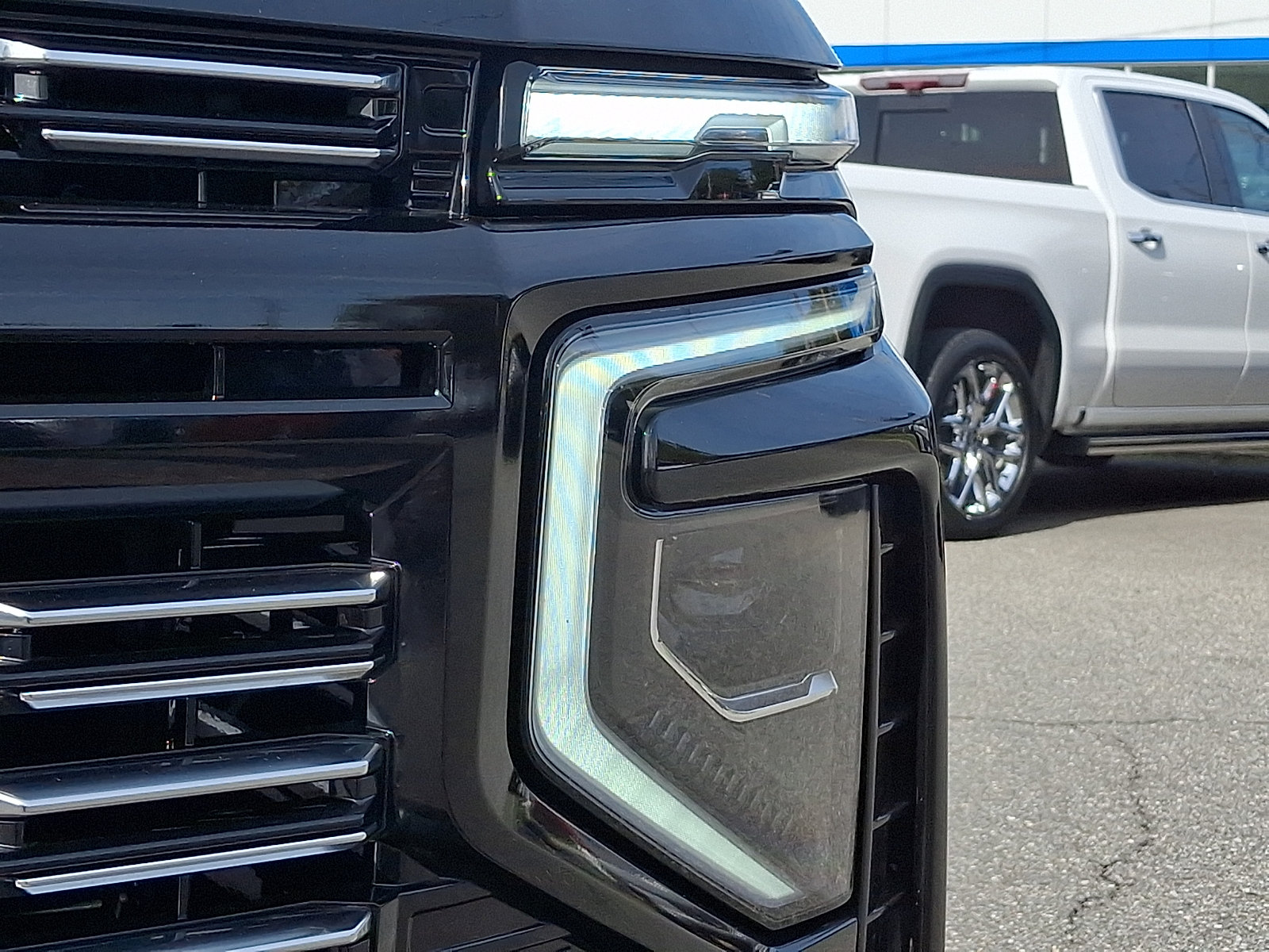 Certified 2025 Chevrolet Suburban High Country AWD/4WD image 9
