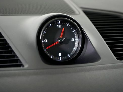 Certified 2022 Porsche Cayenne Platinum Edition image 25