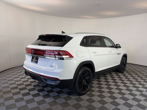 Used 2024 Volkswagen Atlas Cross Sport SE w/ Panoramic Sunroof Package image 10