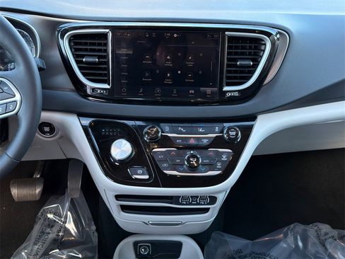 Used 2023 Chrysler Pacifica Touring-L image 22