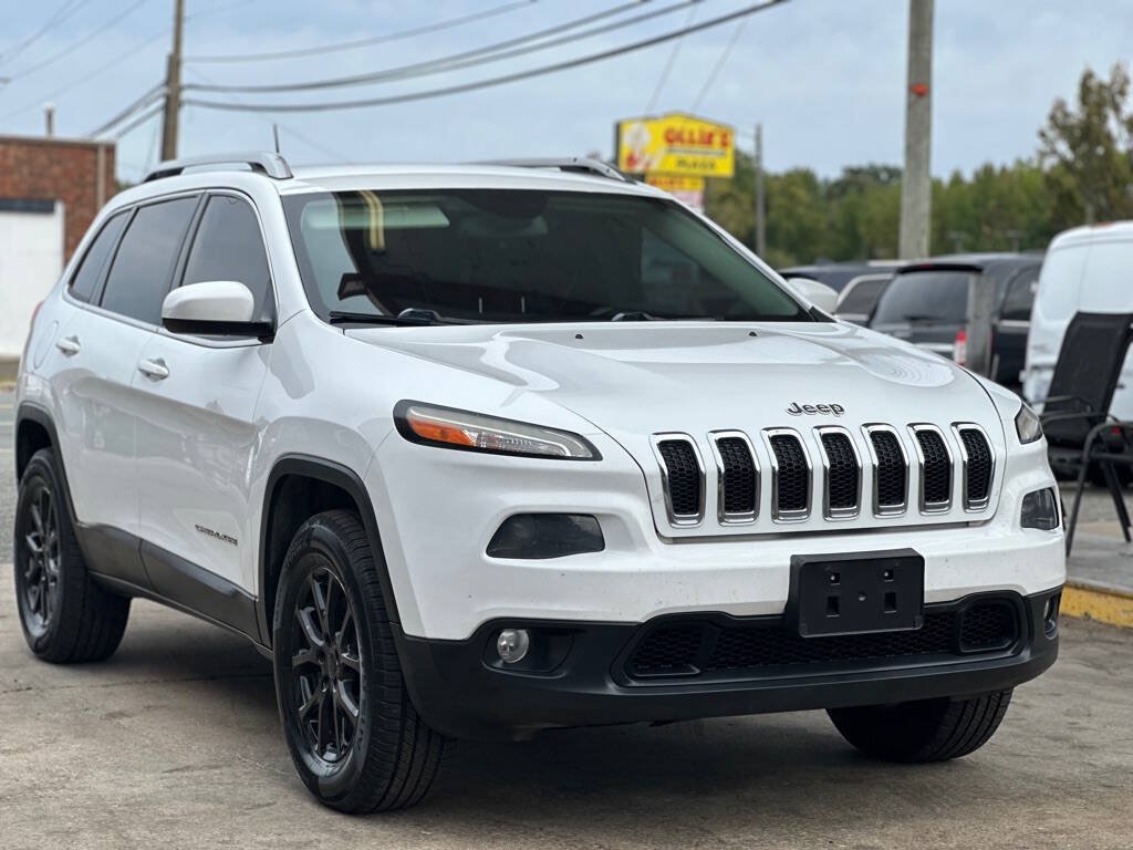 Used 2016 Jeep Cherokee Latitude w/ Cold Weather Group AWD/4WD image 1