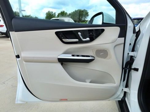 Used 2025 Mercedes-Benz GLC 300 4MATIC image 22
