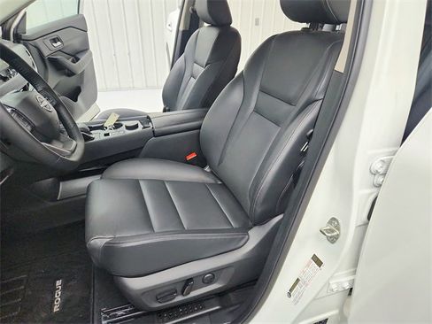 Used 2025 Nissan Rogue SL w/ Tech Package image 19