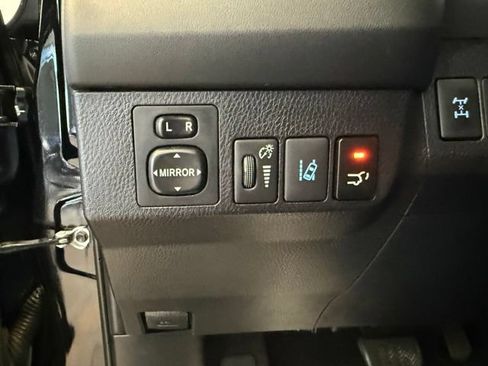 Used 2017 Toyota RAV4 LE AWD/4WD image 19