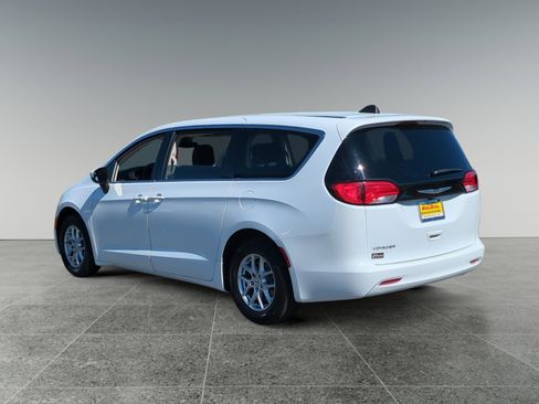Used 2023 Chrysler Voyager LX image 3