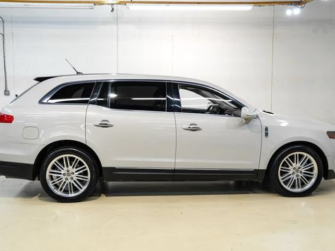 Used 2019 Lincoln MKT AWD image 7