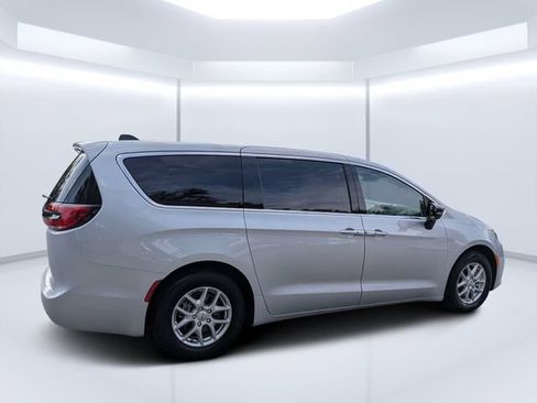 Used 2024 Chrysler Pacifica Touring-L FWD image 4