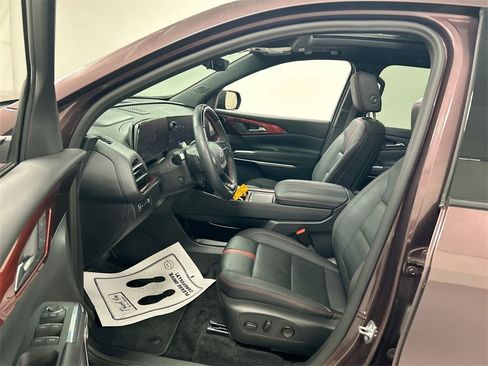 Used 2024 Chevrolet Traverse RS image 9