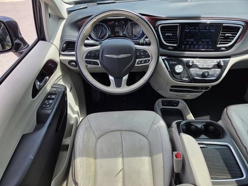 Used 2017 Chrysler Pacifica Limited FWD image 4