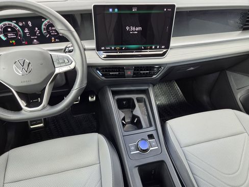 Used 2025 Volkswagen Tiguan SE R-Line FWD image 16
