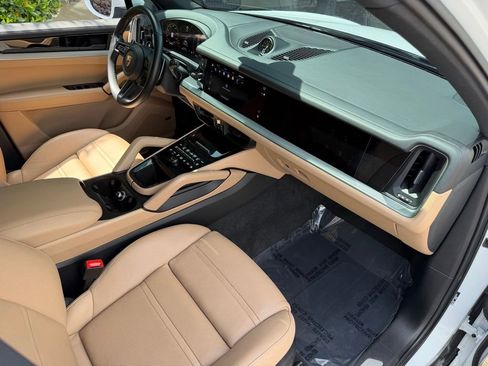 Used 2024 Porsche Cayenne S AWD/4WD image 32