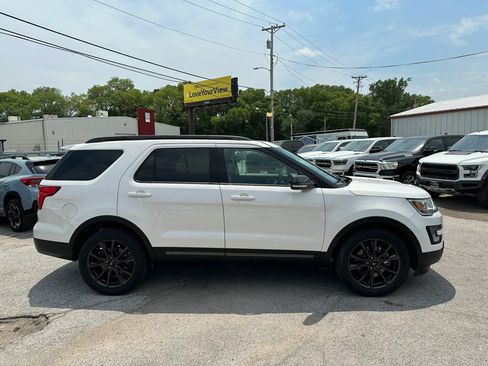 Used 2017 Ford Explorer XLT w/ Equipment Group 202A AWD/4WD image 6