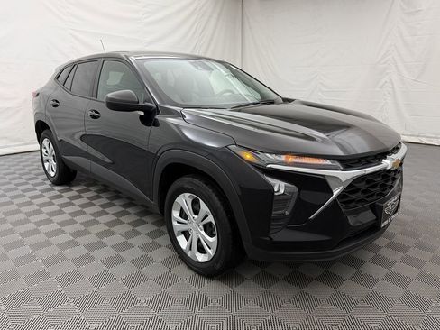 Used 2024 Chevrolet Trax LS image 4