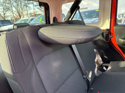Used 2018 Jeep Wrangler Unlimited Sahara image 32