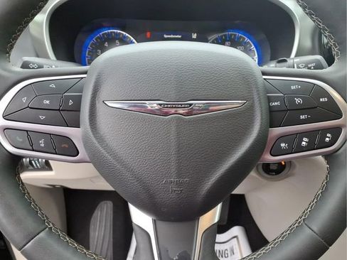 Used 2023 Chrysler Pacifica Touring-L FWD image 14