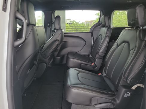New 2026 Chrysler Pacifica Select FWD image 9