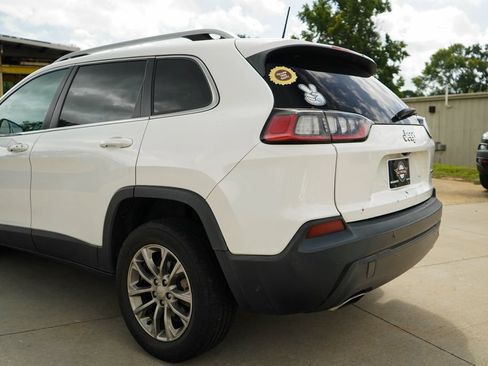 Used 2019 Jeep Cherokee Latitude Plus w/ Comfort/Convenience Group FWD image 19