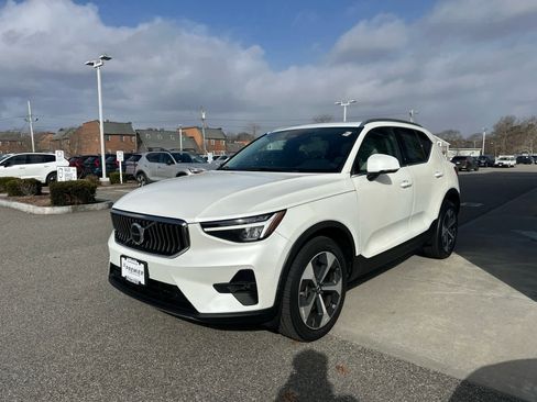 Used 2023 Volvo XC40 B5 Plus w/ Protection Package Premier image 3