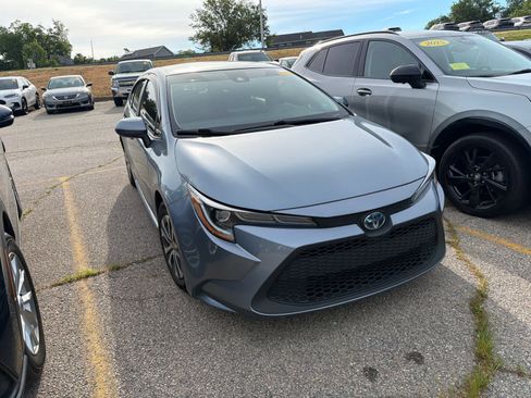Used 2022 Toyota Corolla LE FWD image 3