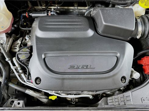 Used 2024 Chrysler Pacifica Touring-L image 32