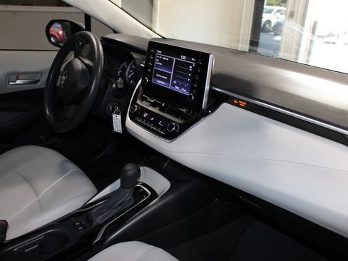 Used 2020 Toyota Corolla LE FWD image 25