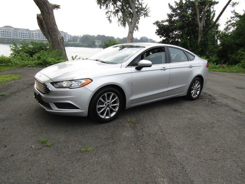 Used 2017 Ford Fusion SE FWD image 33
