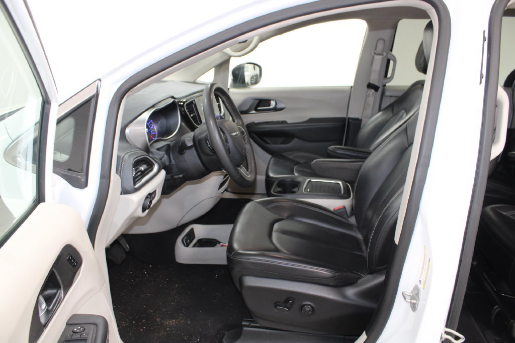 Used 2023 Chrysler Pacifica Touring-L FWD image 17